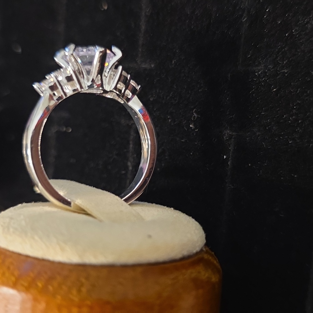 Stunning 925 Silver Women's Ring with Crystal Accents - Picture 2 of 5